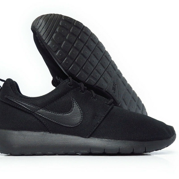 nike roshe 1 black and white